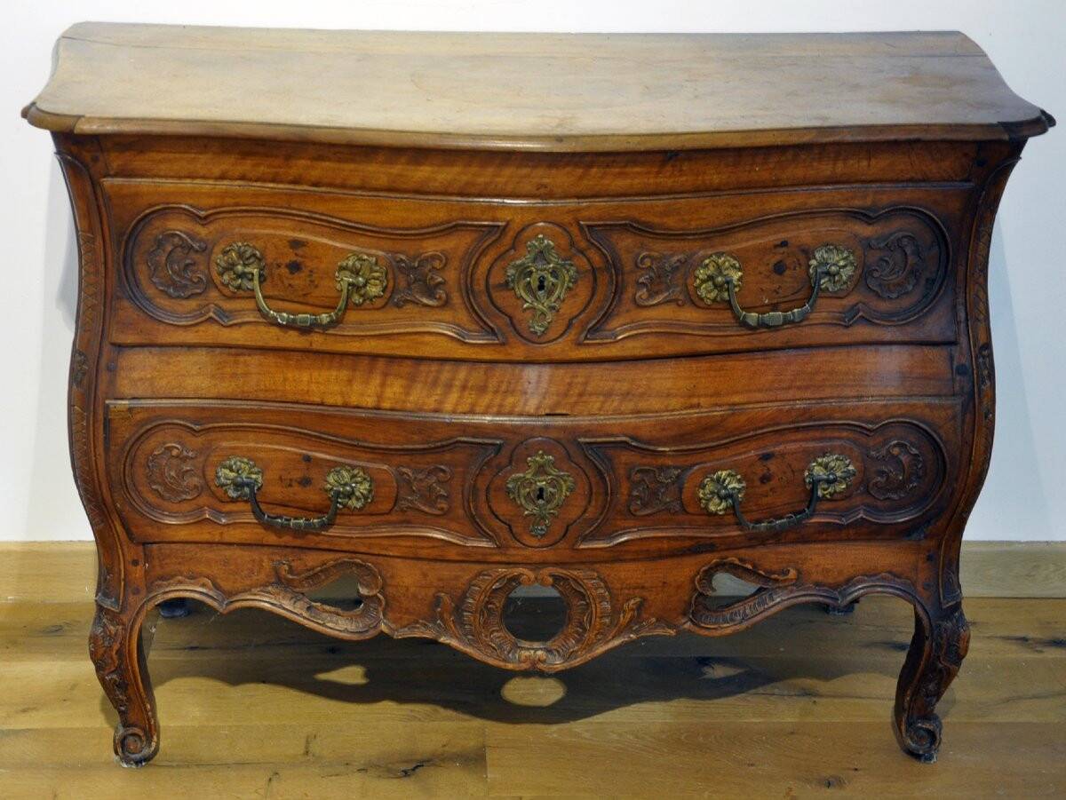 Provençal chest of drawers in solid walnut from Nîmes, Louis XV period