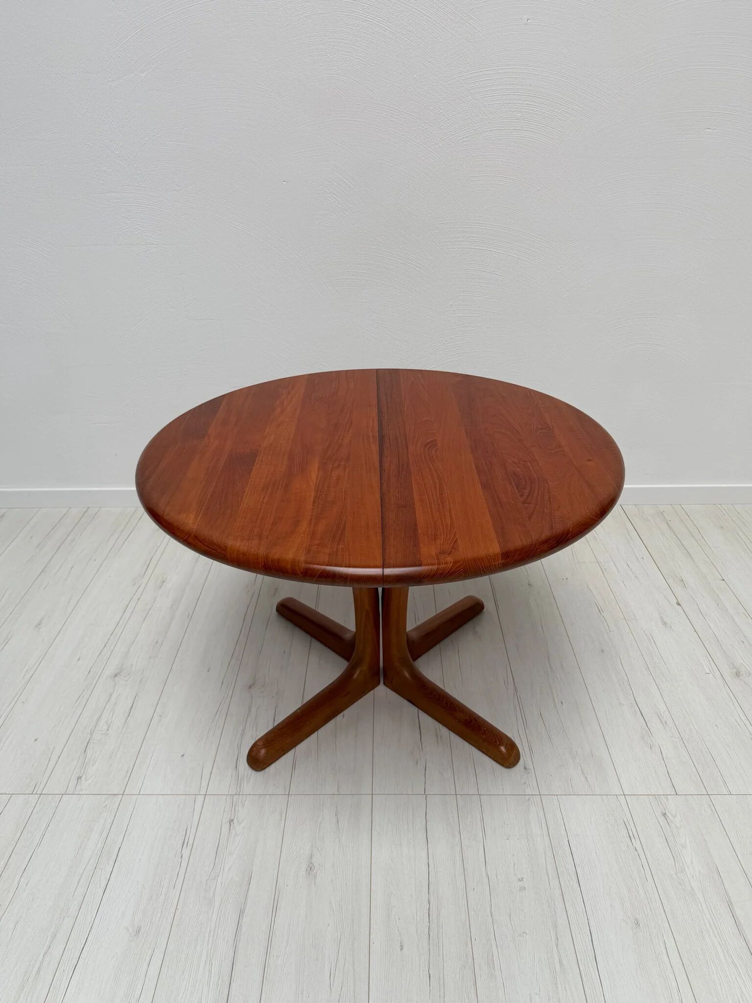 1970s vintage Danish round teak extendable dining table by Langeskov Møbelfabrik