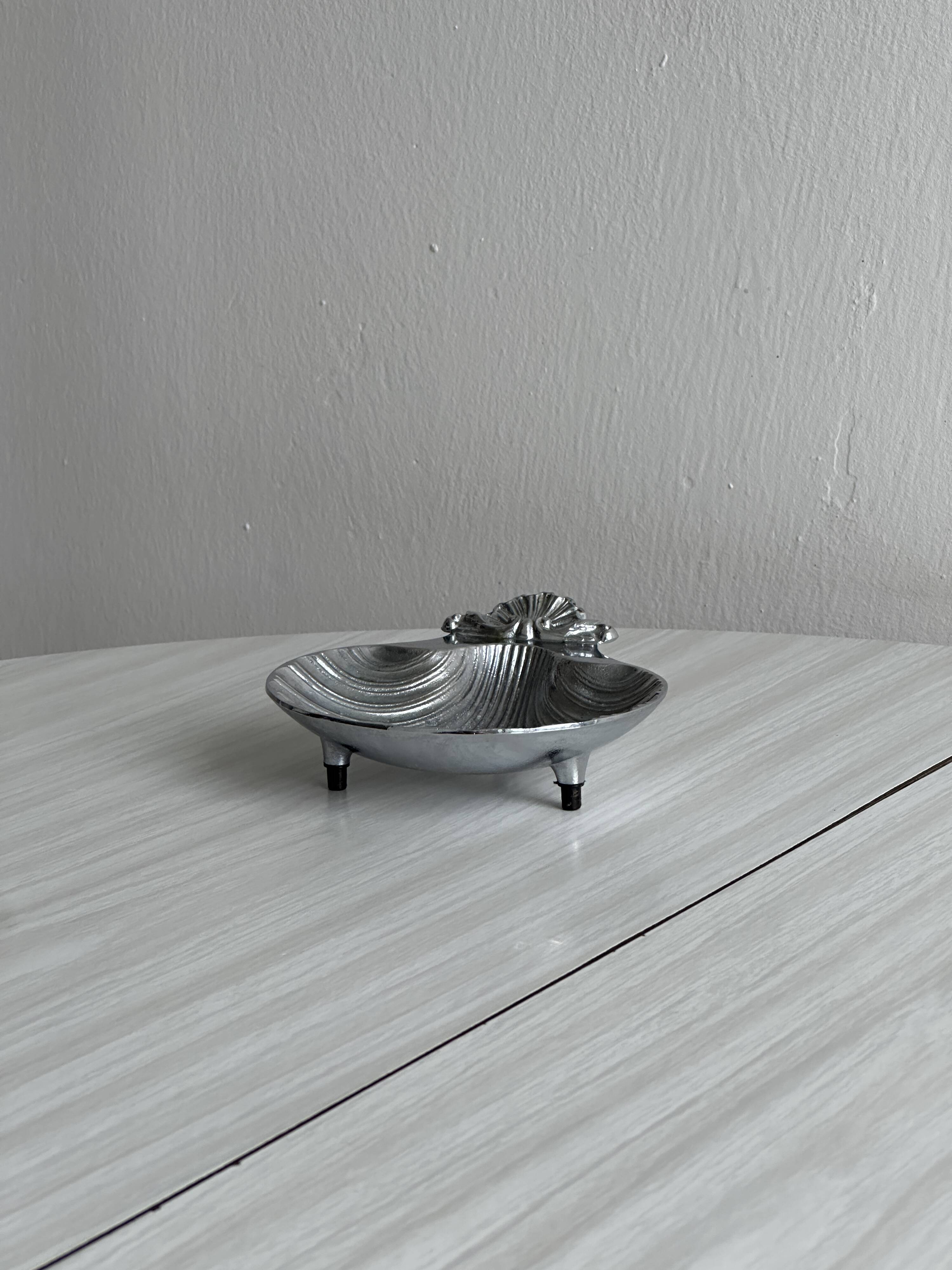 Porte-savon en métal argenté en forme de coquillage