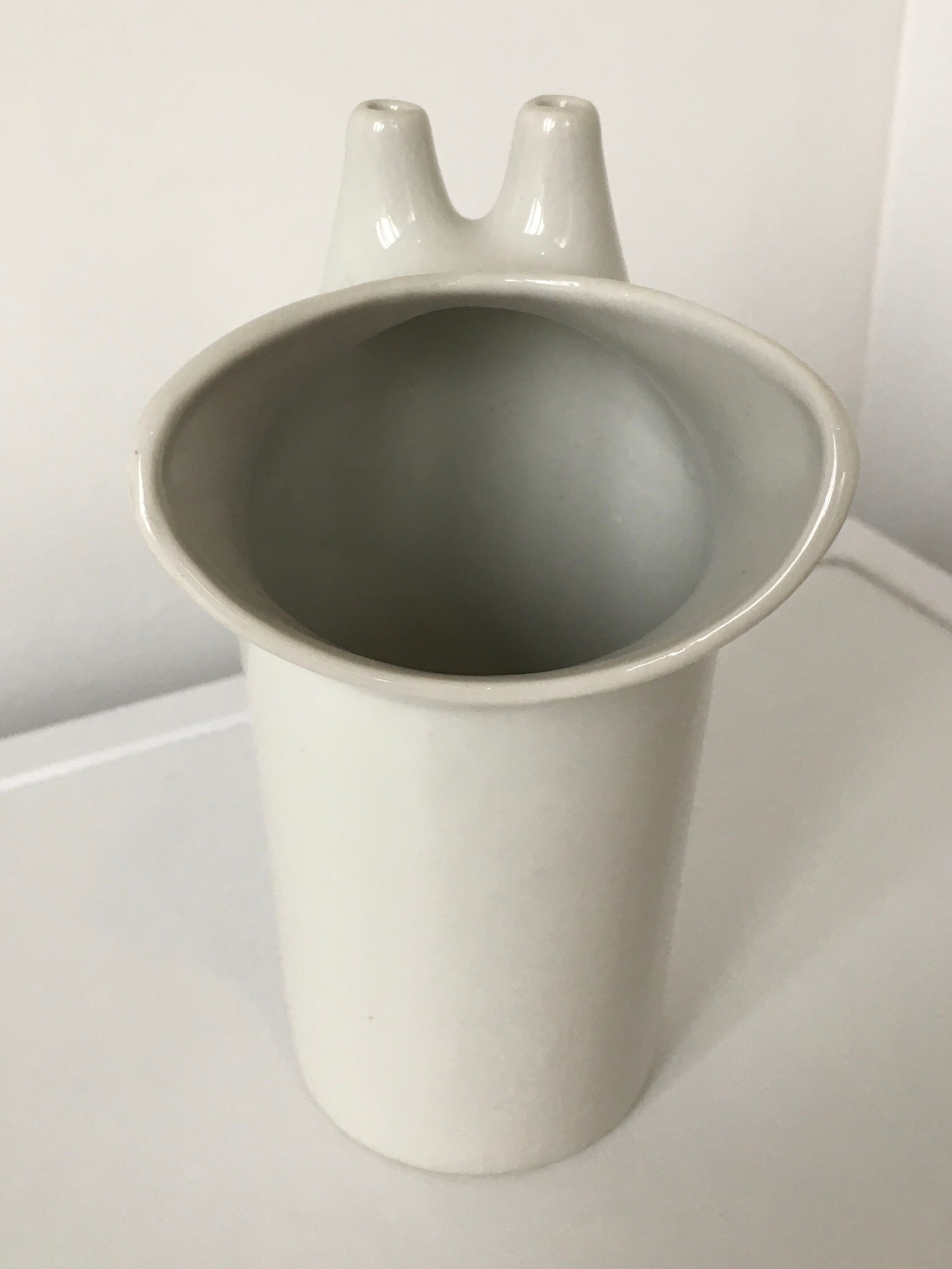 Zoomorphic vase made of a white porcelain inhaler