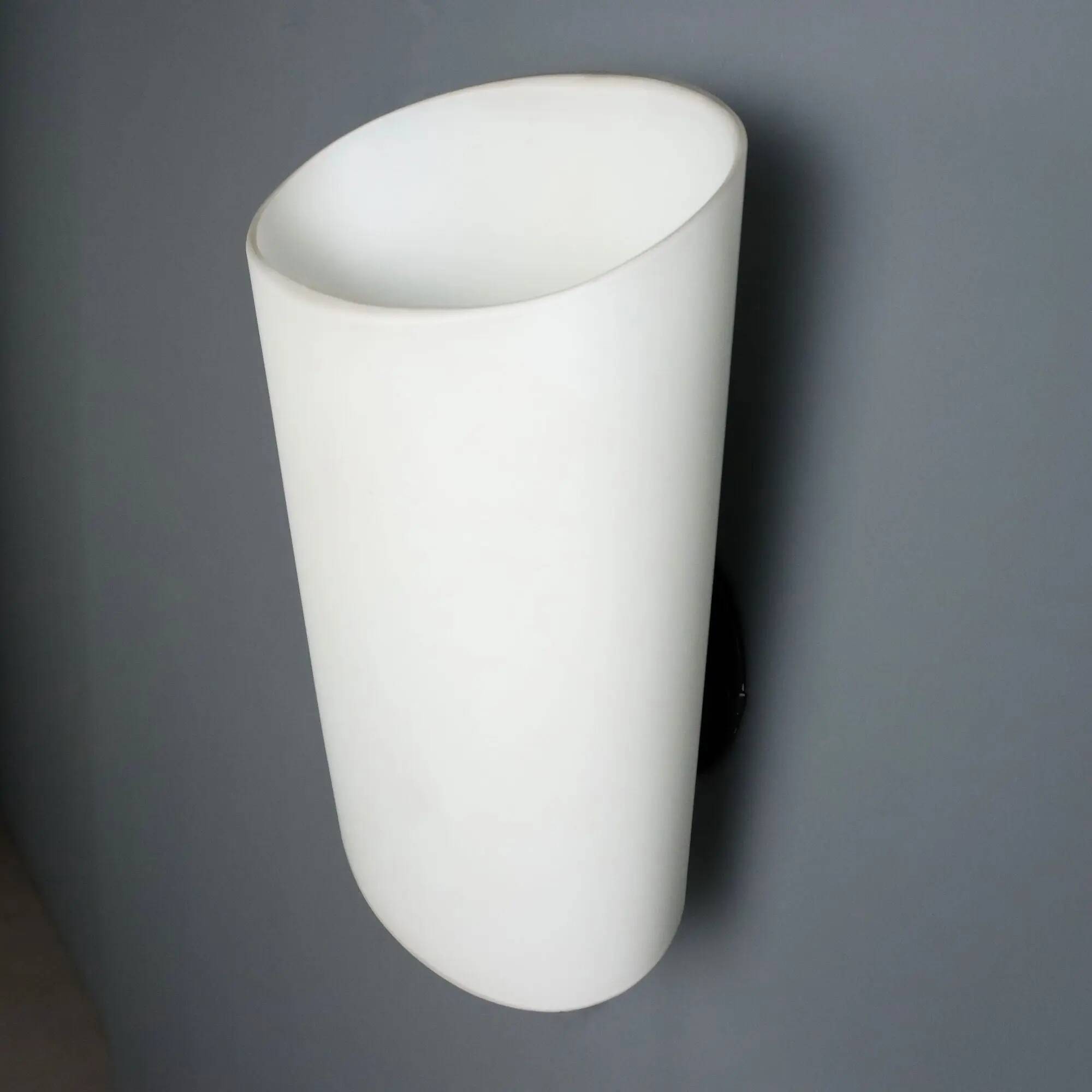 Vintage wall light in opaline glass, Italian design, 1980s.