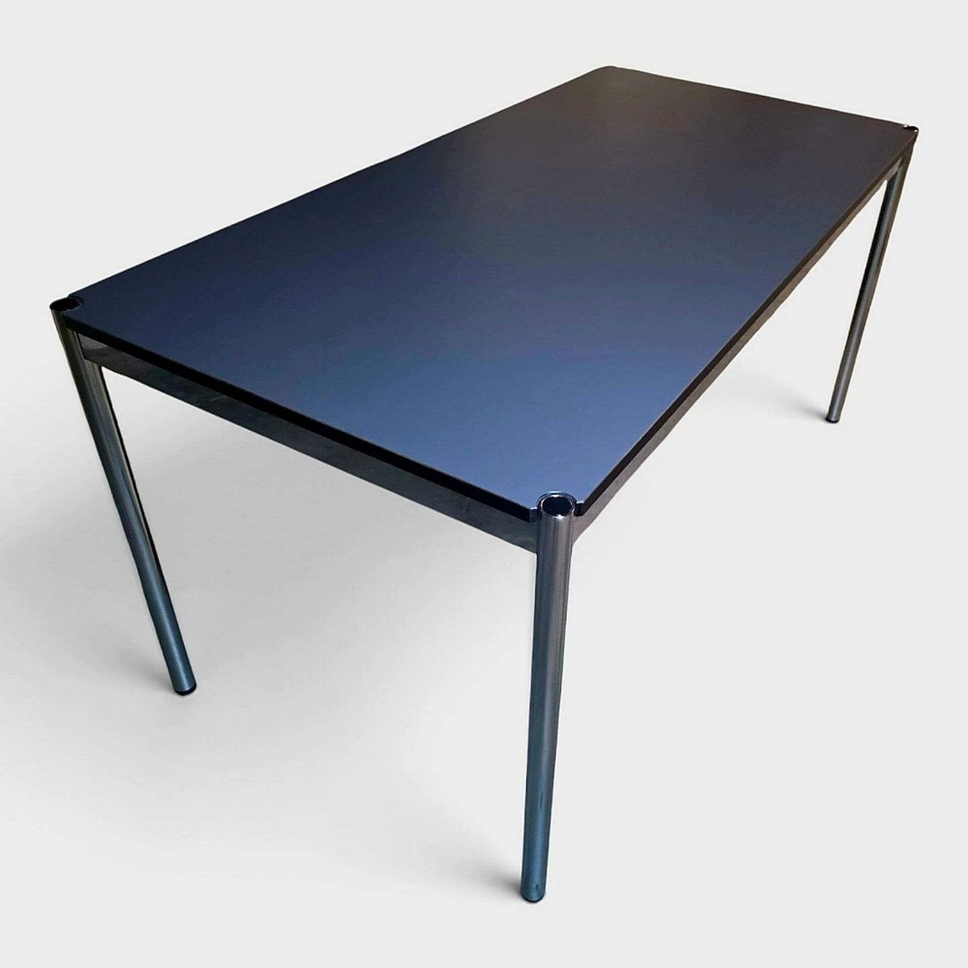 Table USM Haller gris anthracite – design suisse iconique
