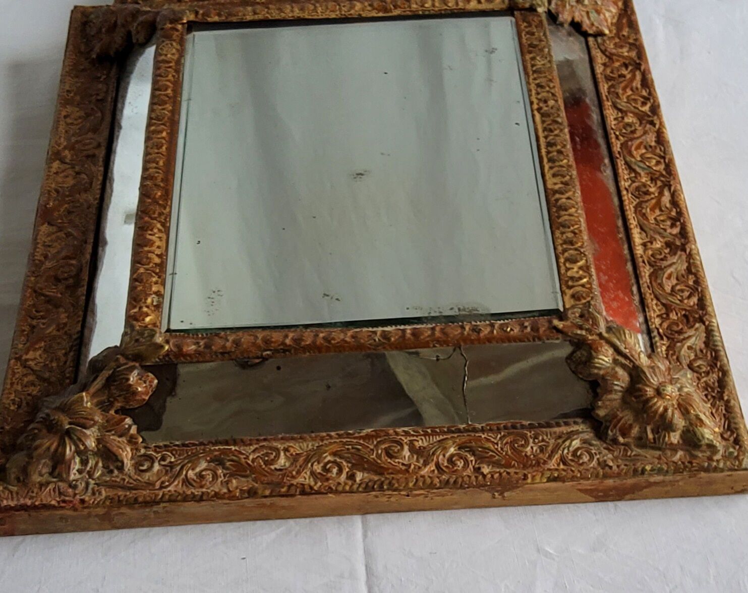 Mirror with parecloses