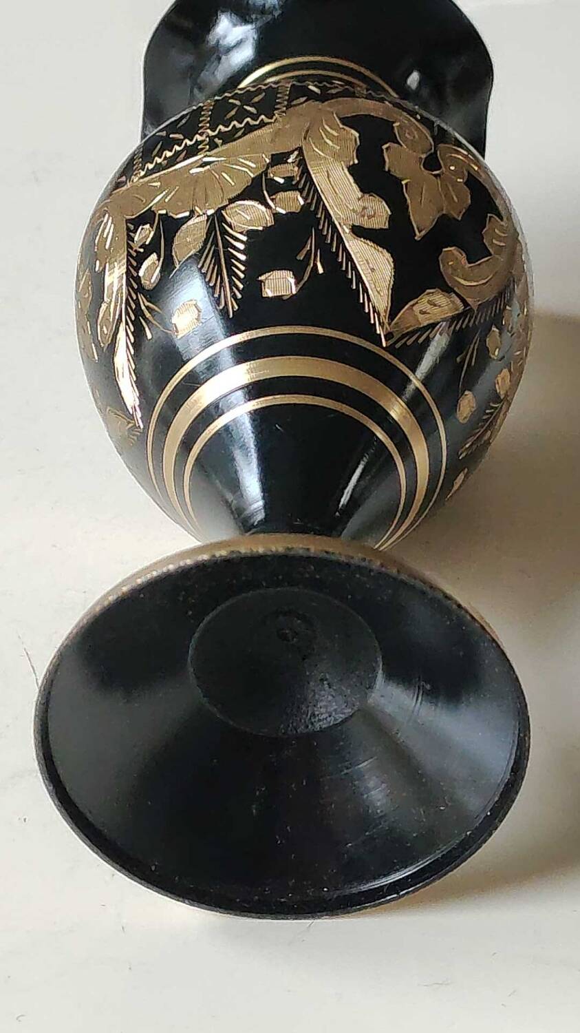 Vintage brass vase with black and gold patina, corolla neck. From India. Mid-20th century. Engraved heart/floral/leafy patterns. High 20 cm