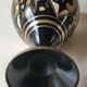 Vase vintage en laiton à patine noire et or, col corolle. Des Indes. Milieu du XXème. Gravé motifs coeurs/floraux/feuillus. Haut 20 cm