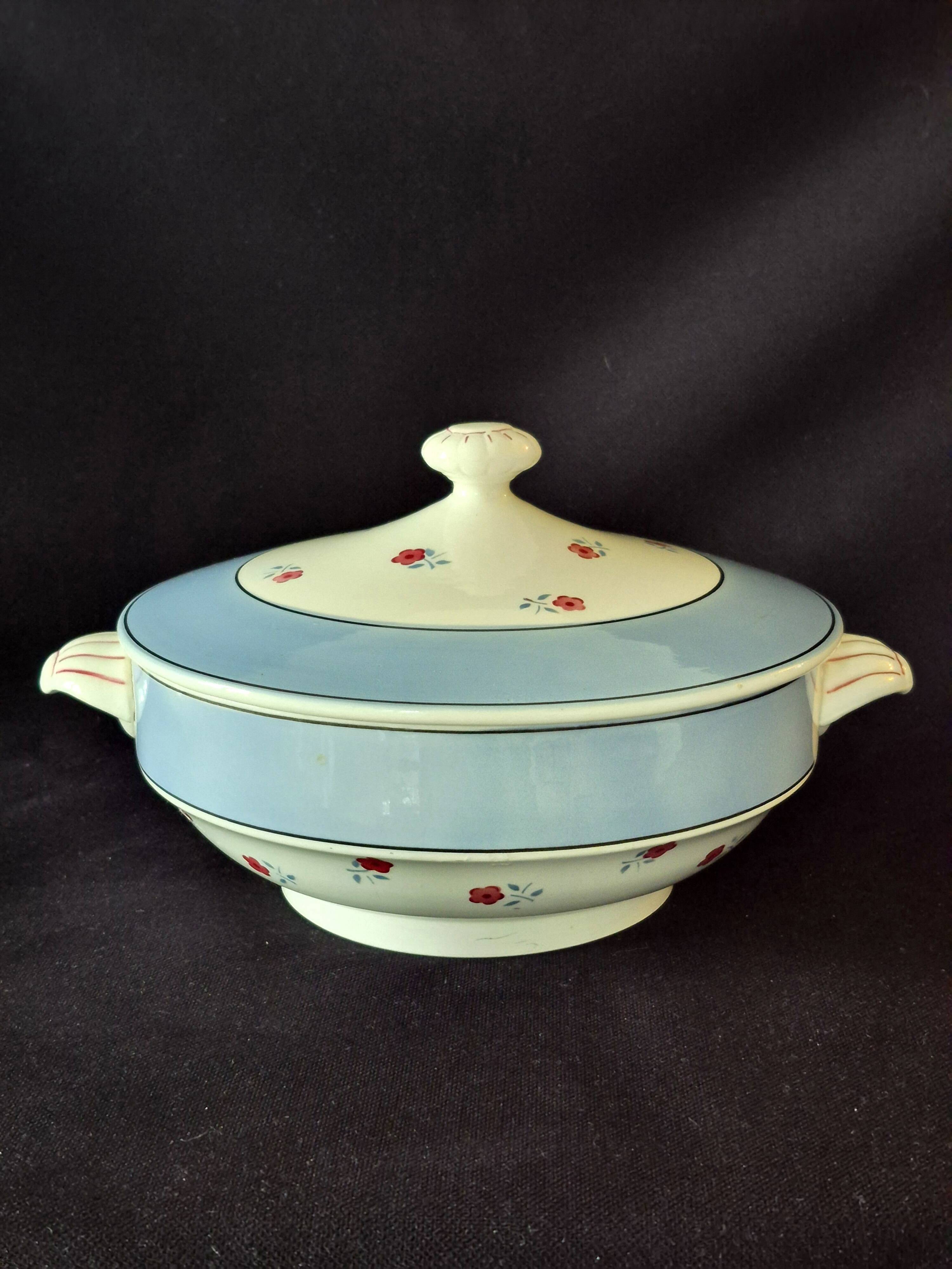 Vegetable dish (soup tureen) in Digoin Sarreguemines earthenware, model AIX A156.
