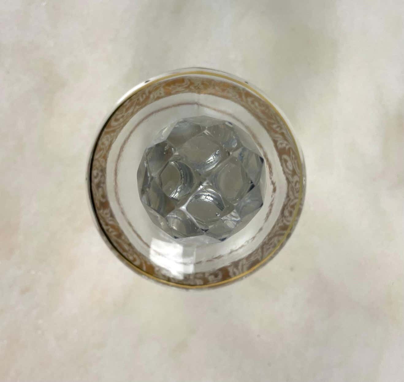 Produits Charming glass carafe with golden decoration