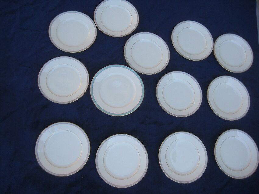 Old service a dessert in porcelain, red green and gold led.