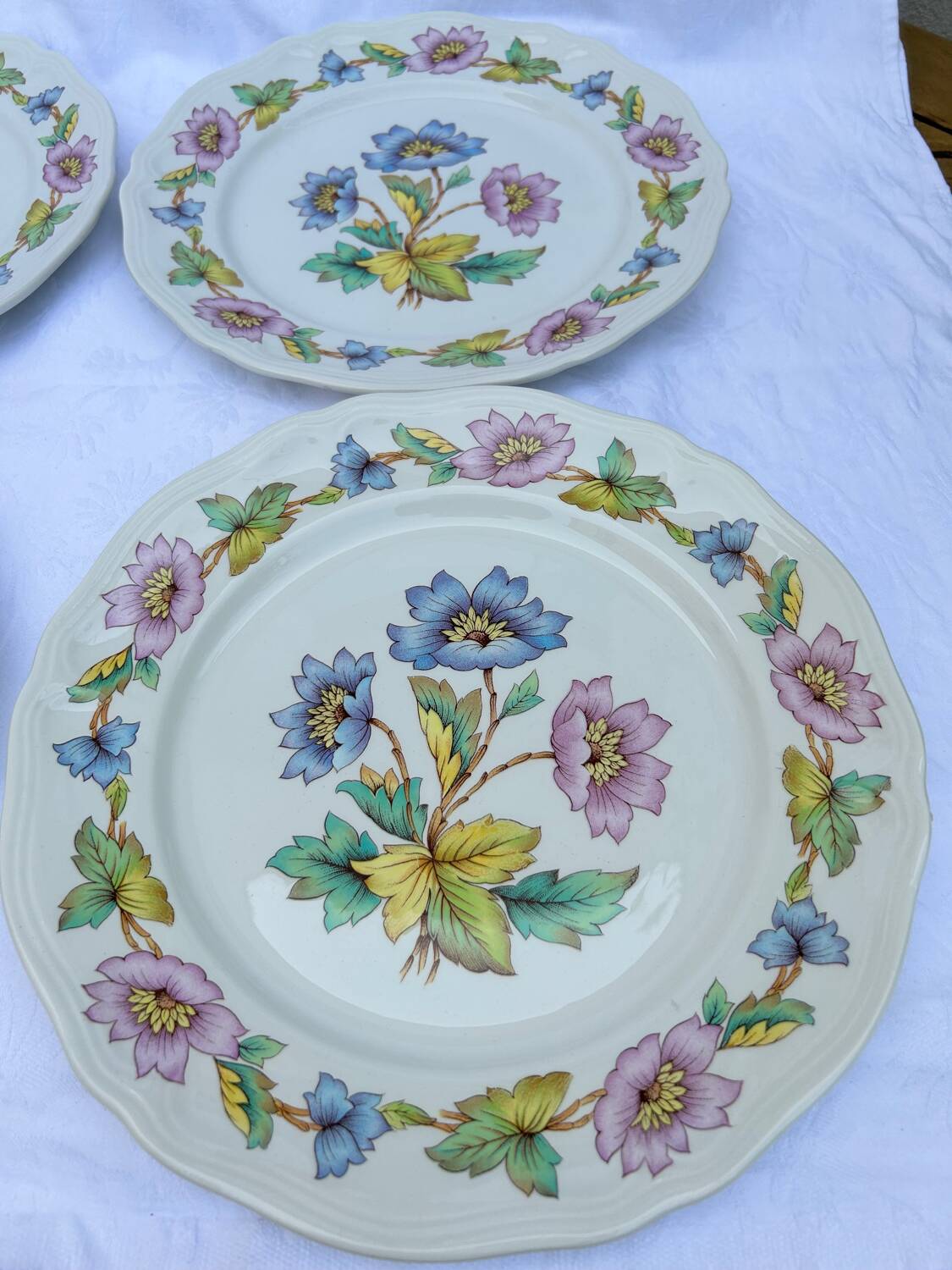 Set of 4 Moulins des Loups flat plates