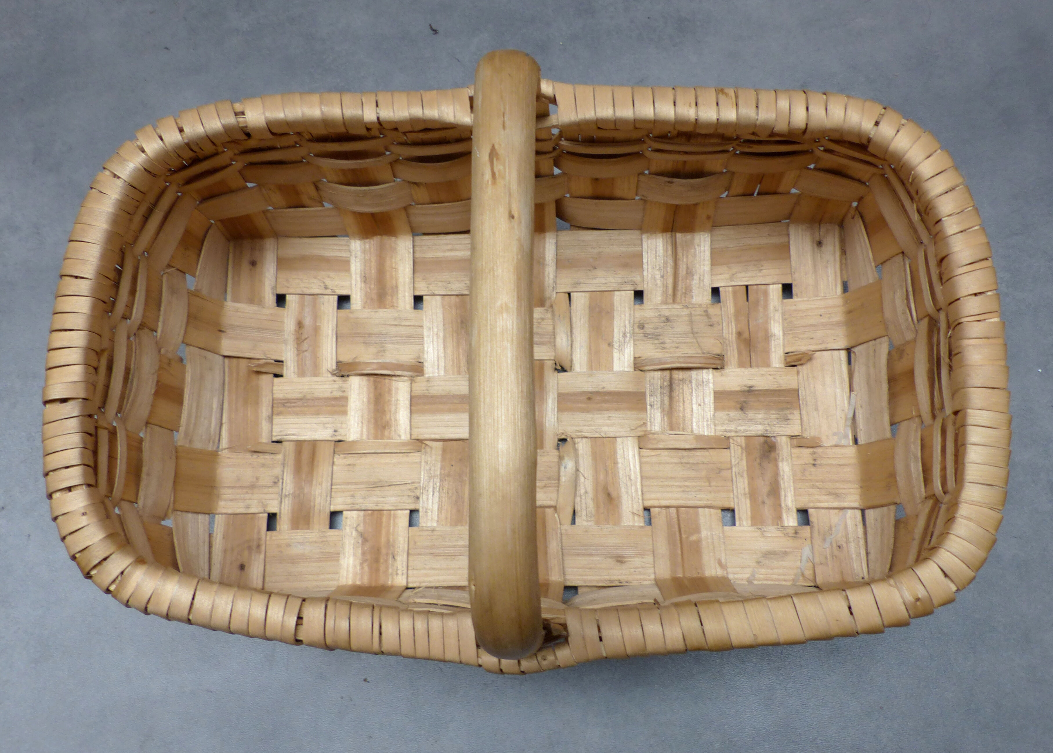 Vintage flat basket with handle