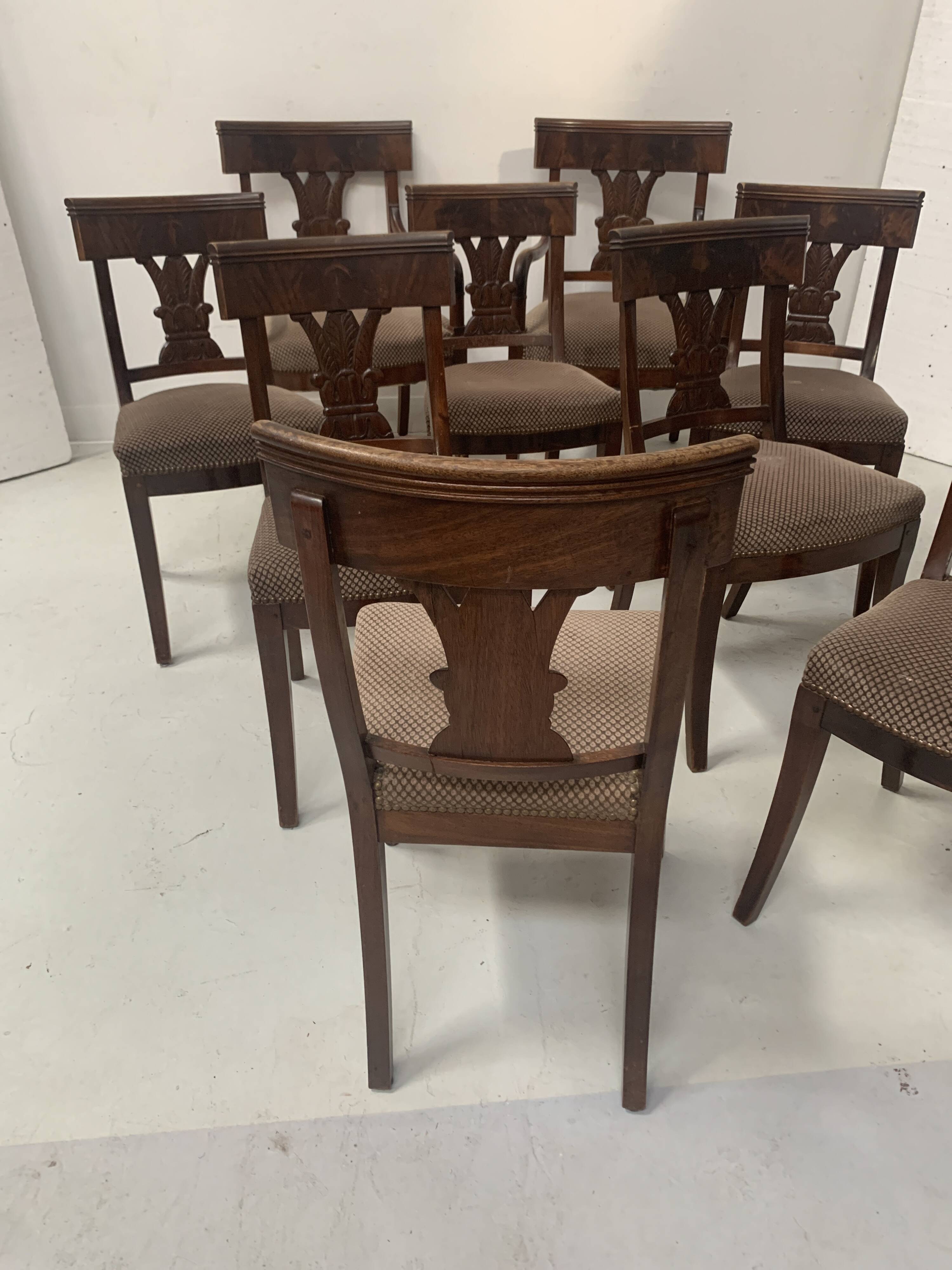 Suite de sept chaises en acajou massif XIX siècle