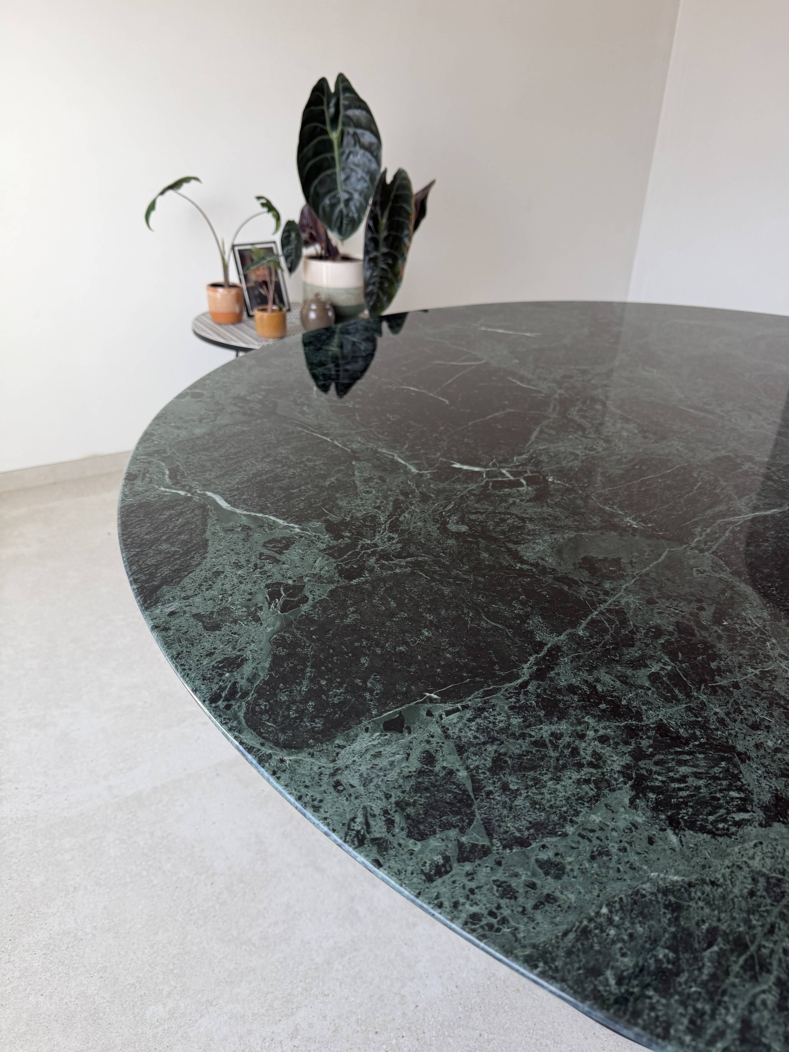 Original Knoll tulip dining table (137cm) glossy alpine green in new condition!!