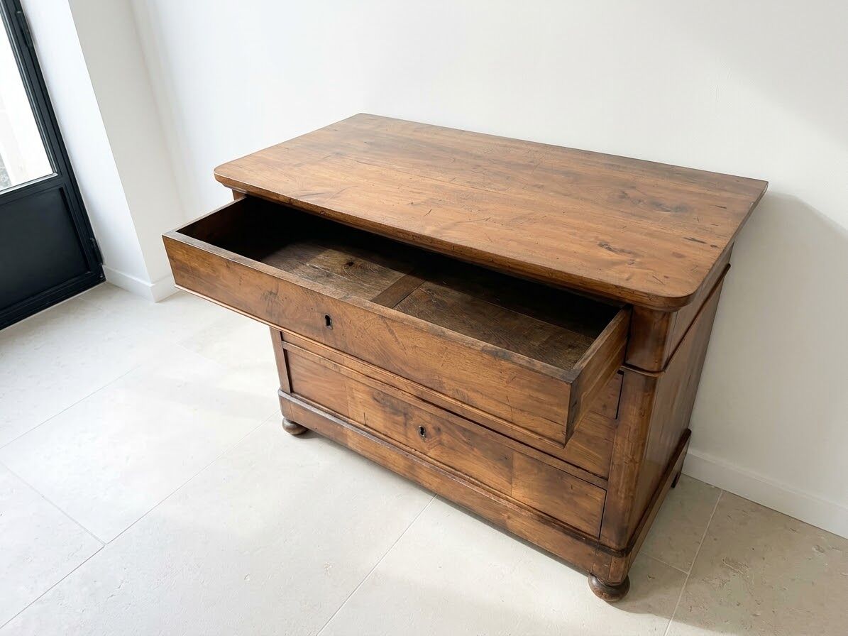 Elegant Louis Philippe commode in brown wood