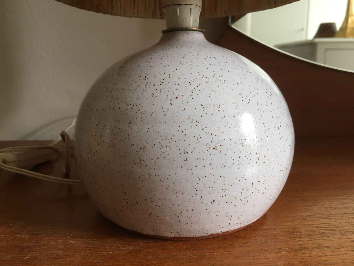 Ceramic table lamp and rafia