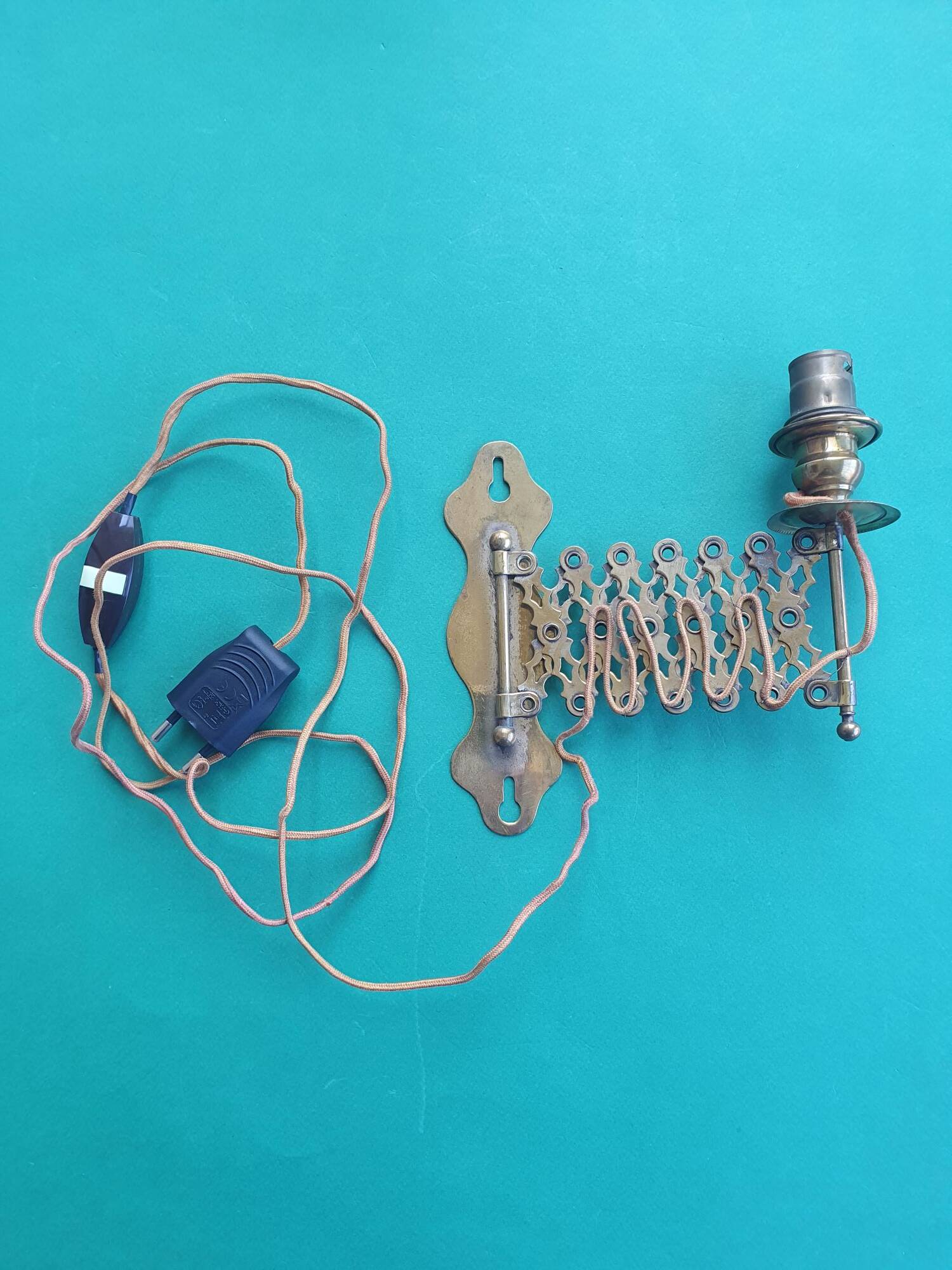 Vintage extendable pantograph wall light