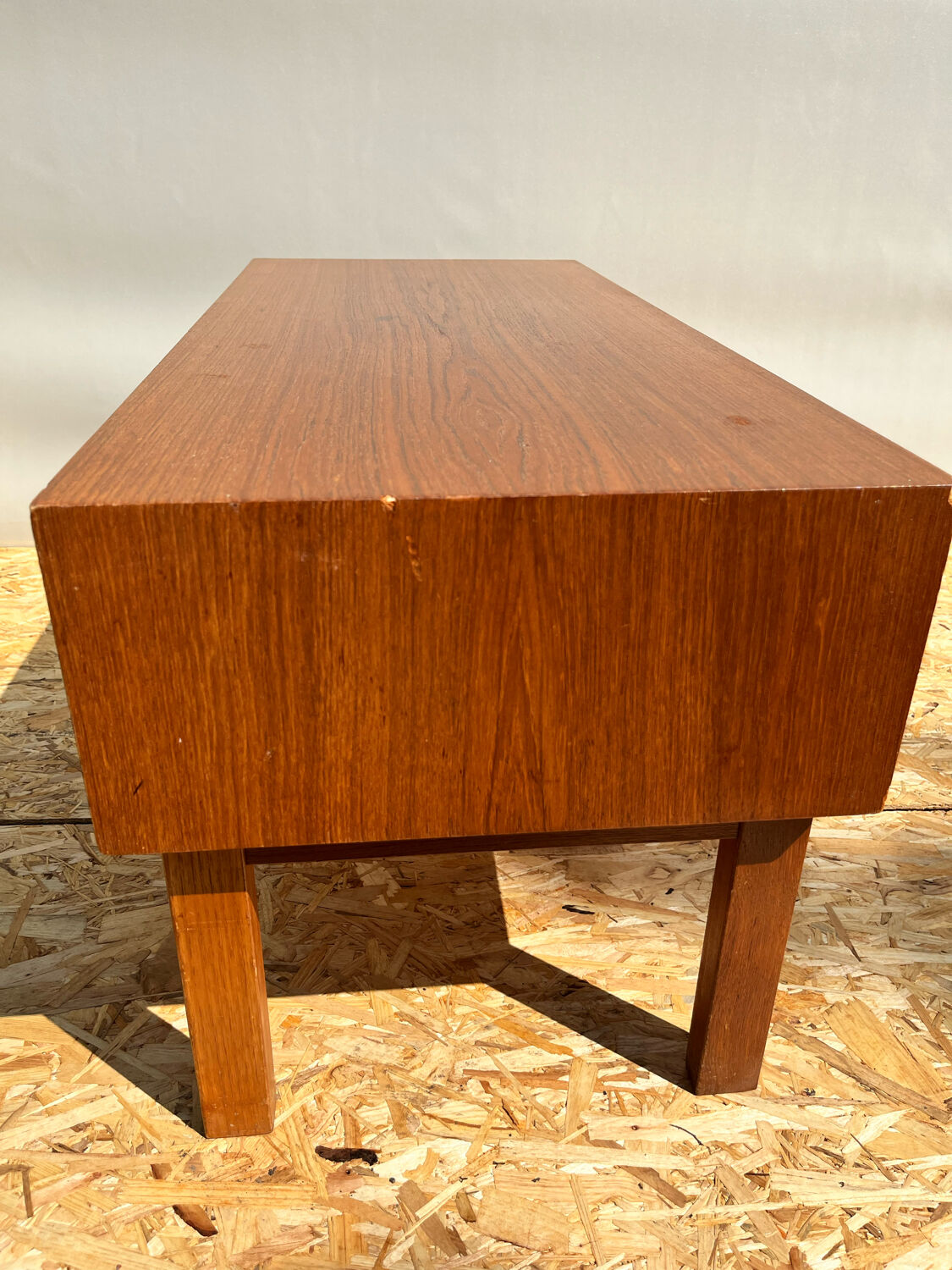 Commode basse à deux portes coulissantes