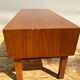 Commode basse à deux portes coulissantes