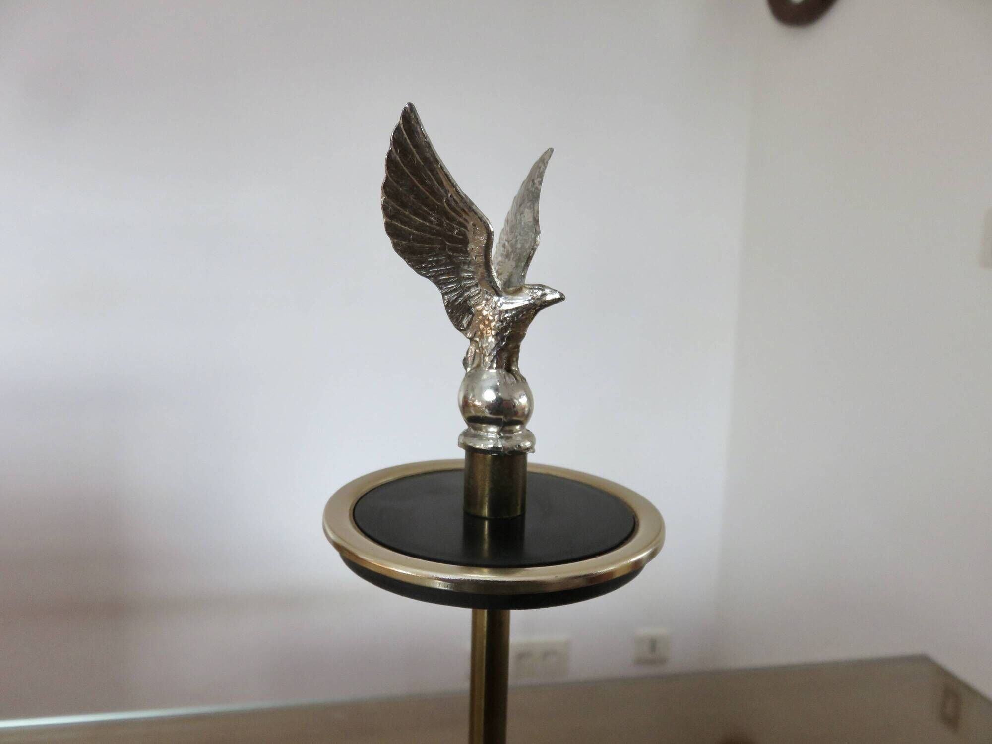 Cigarette dispenser "eagle and stars" from the 60s-70s, vintage.