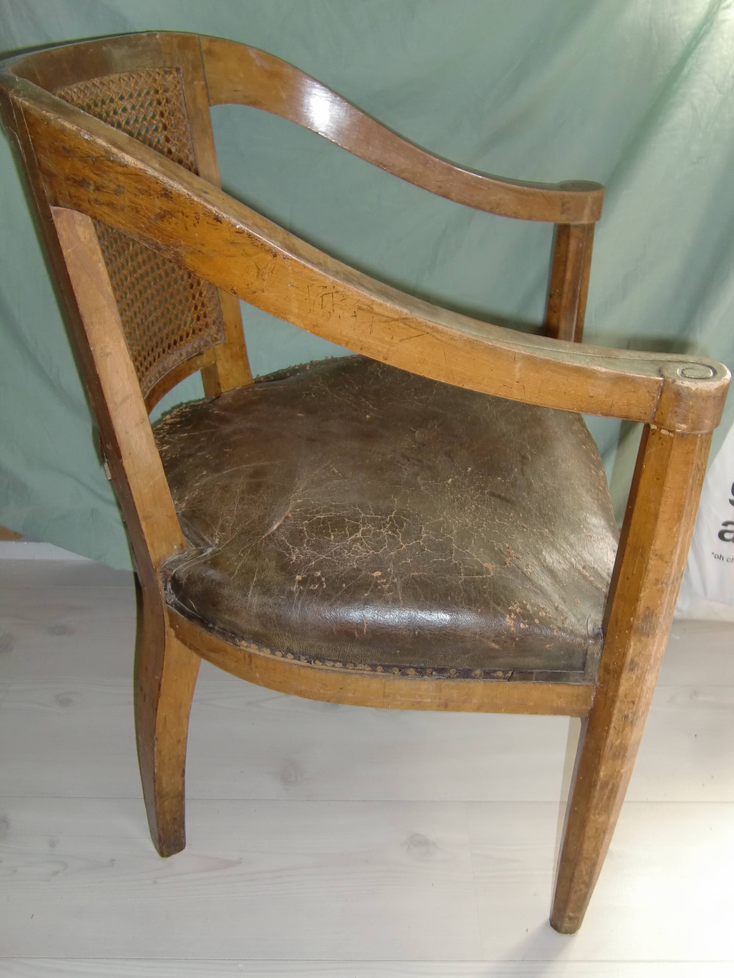 Fauteuil cabriolet très ancien & assise en cuir