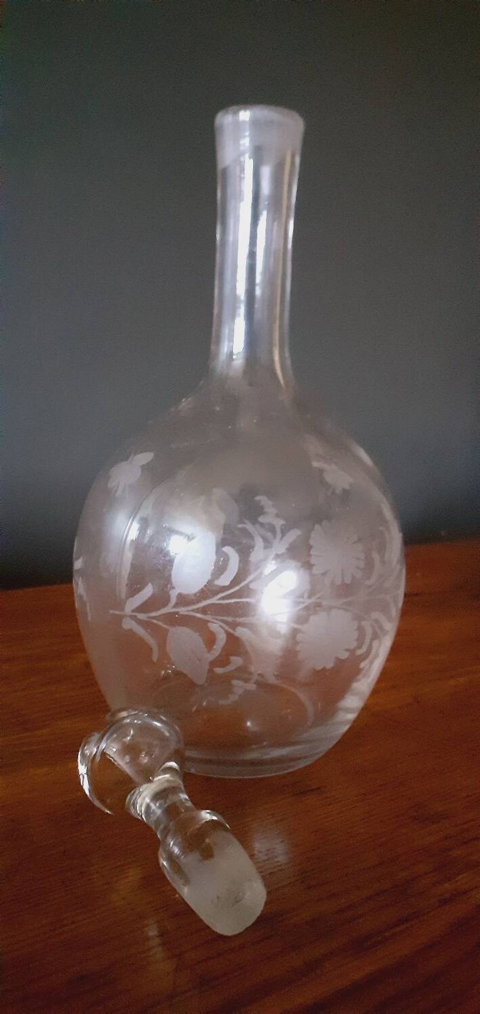 Carafe xixème en verre soufflé et ciselé