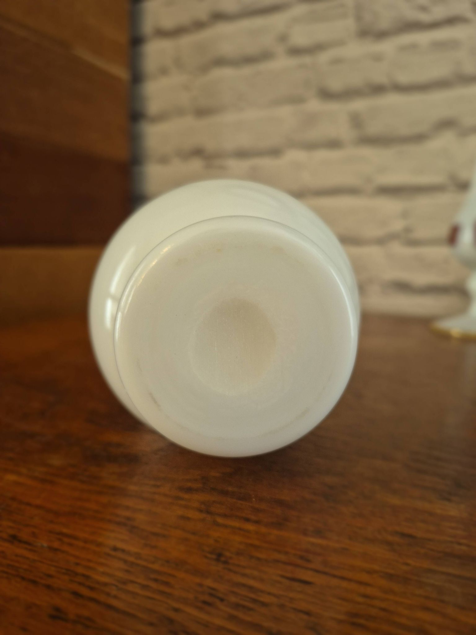 Vase trompette en opaline blanche fleuri vintage