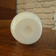Vase trompette en opaline blanche fleuri vintage