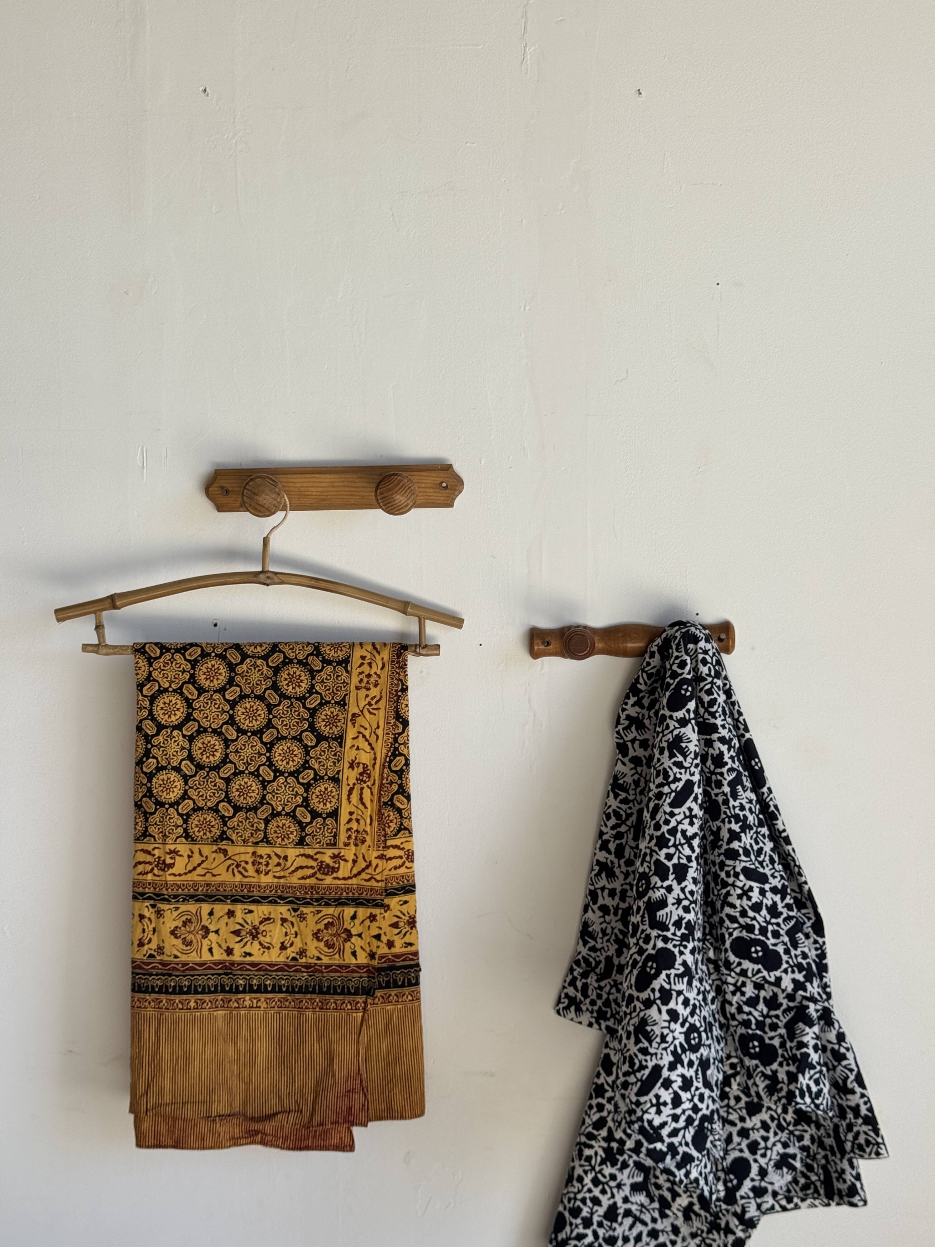 Small coat hook with two round flat button pegs in pine H8.