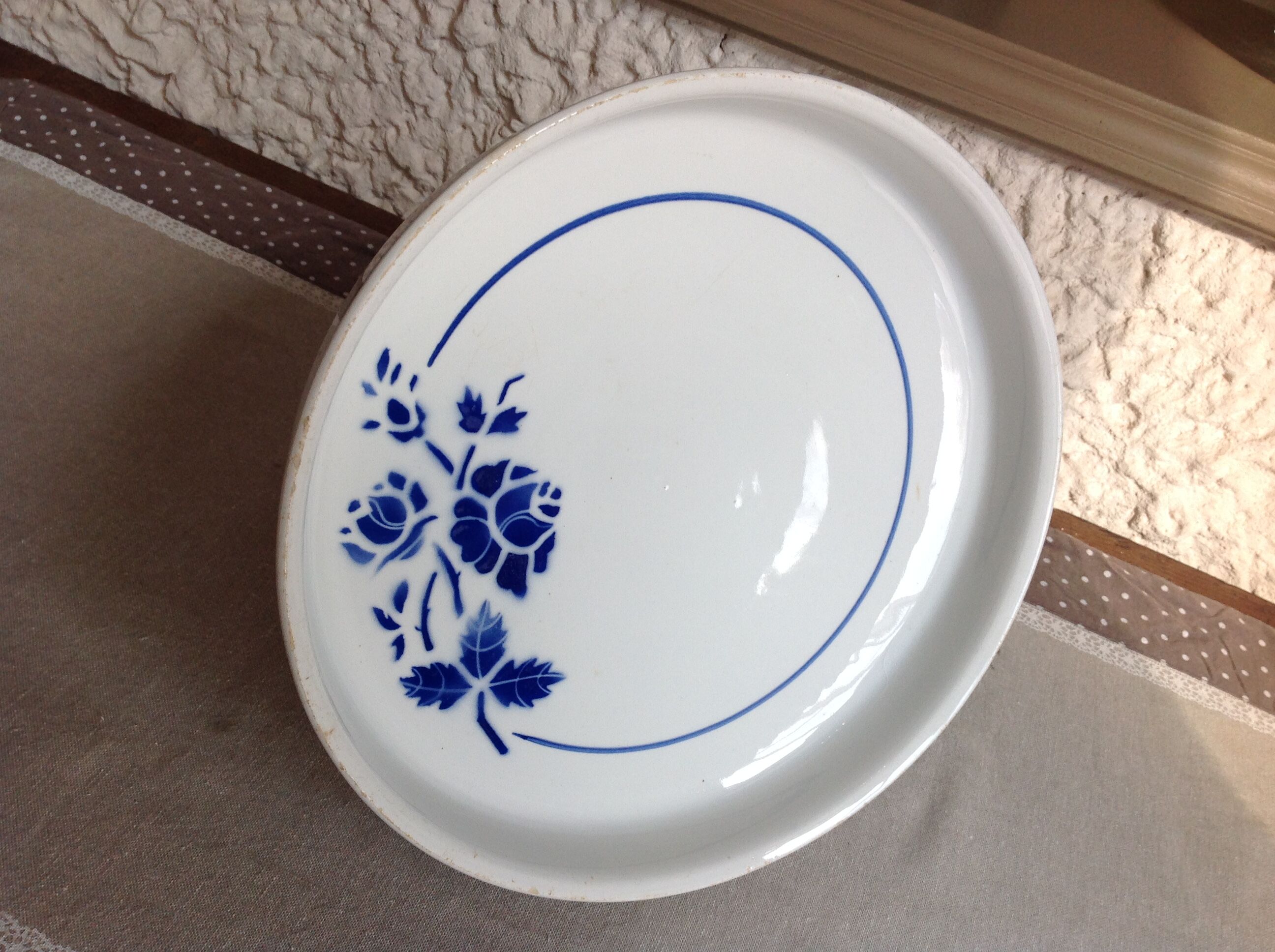 Cup on foot in white ceramic and blue flowers / vintage 50-60 years