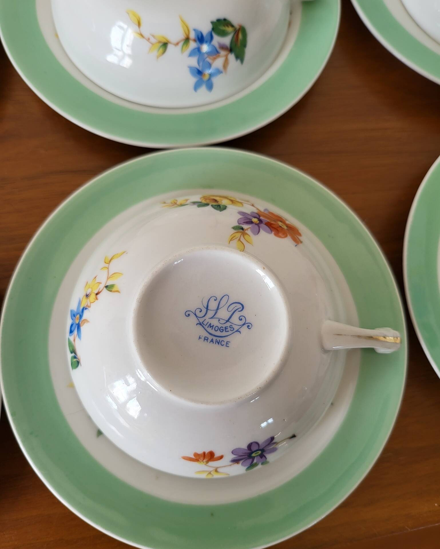 Ensemble de 8 tasses à thé ou café en porcelaine de Limoges