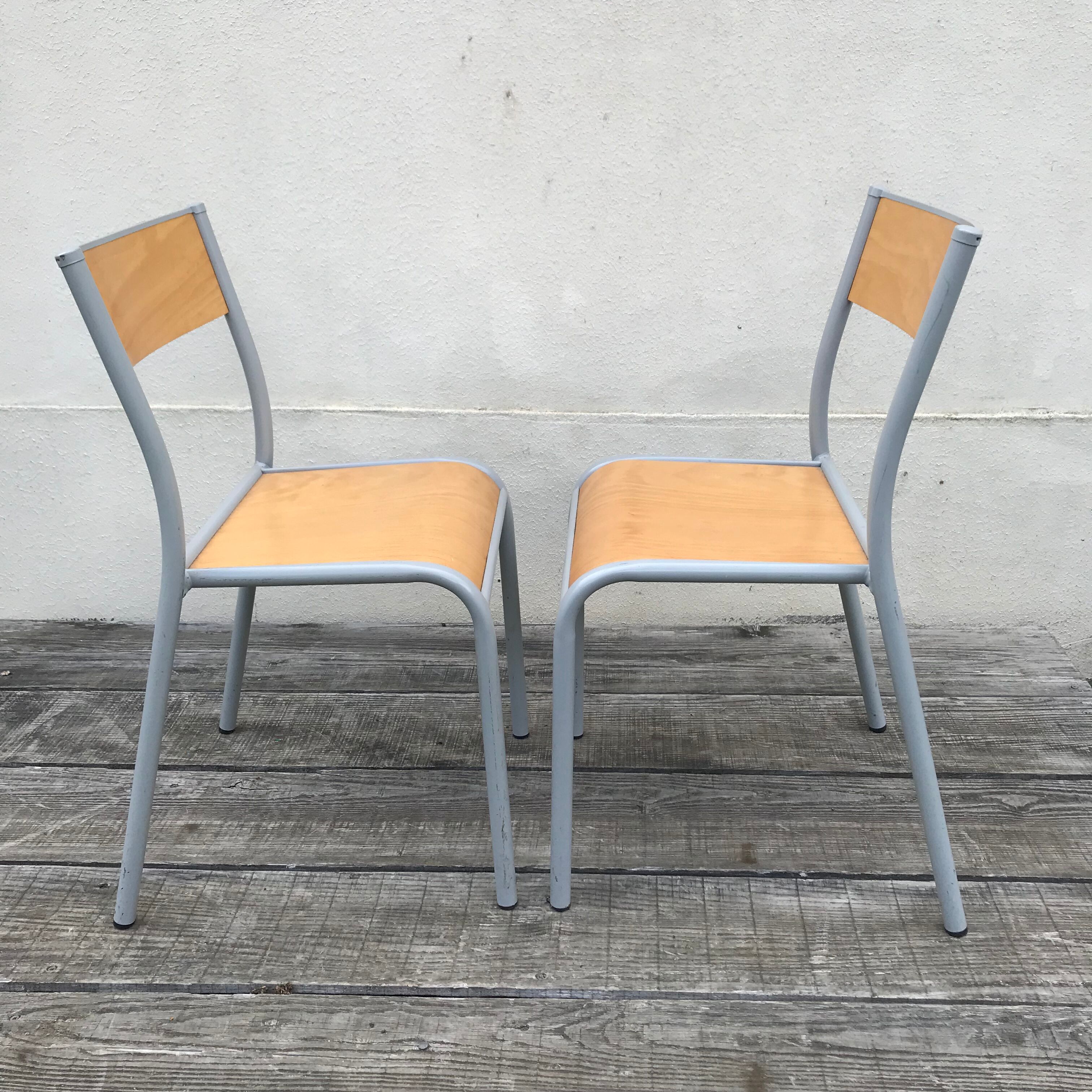 Chaises d’ecole vintage gris clair