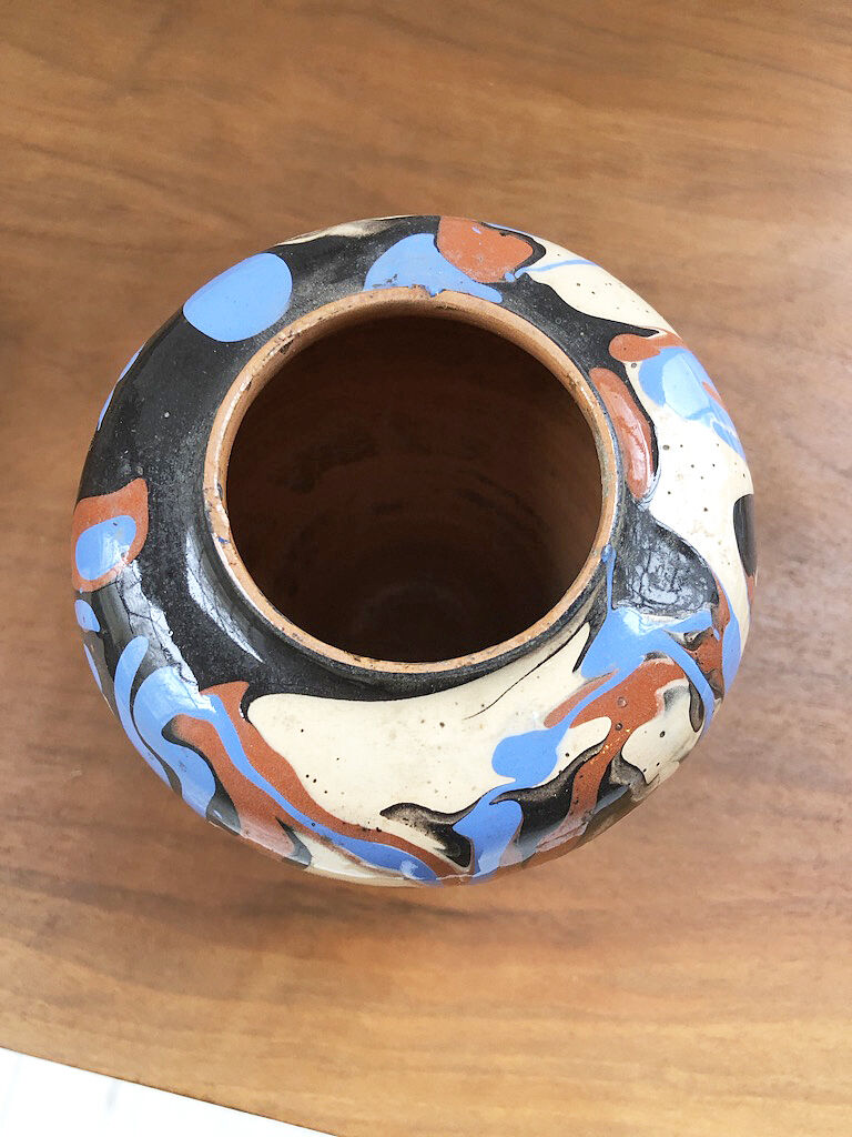 Vase dripping in varnished earth