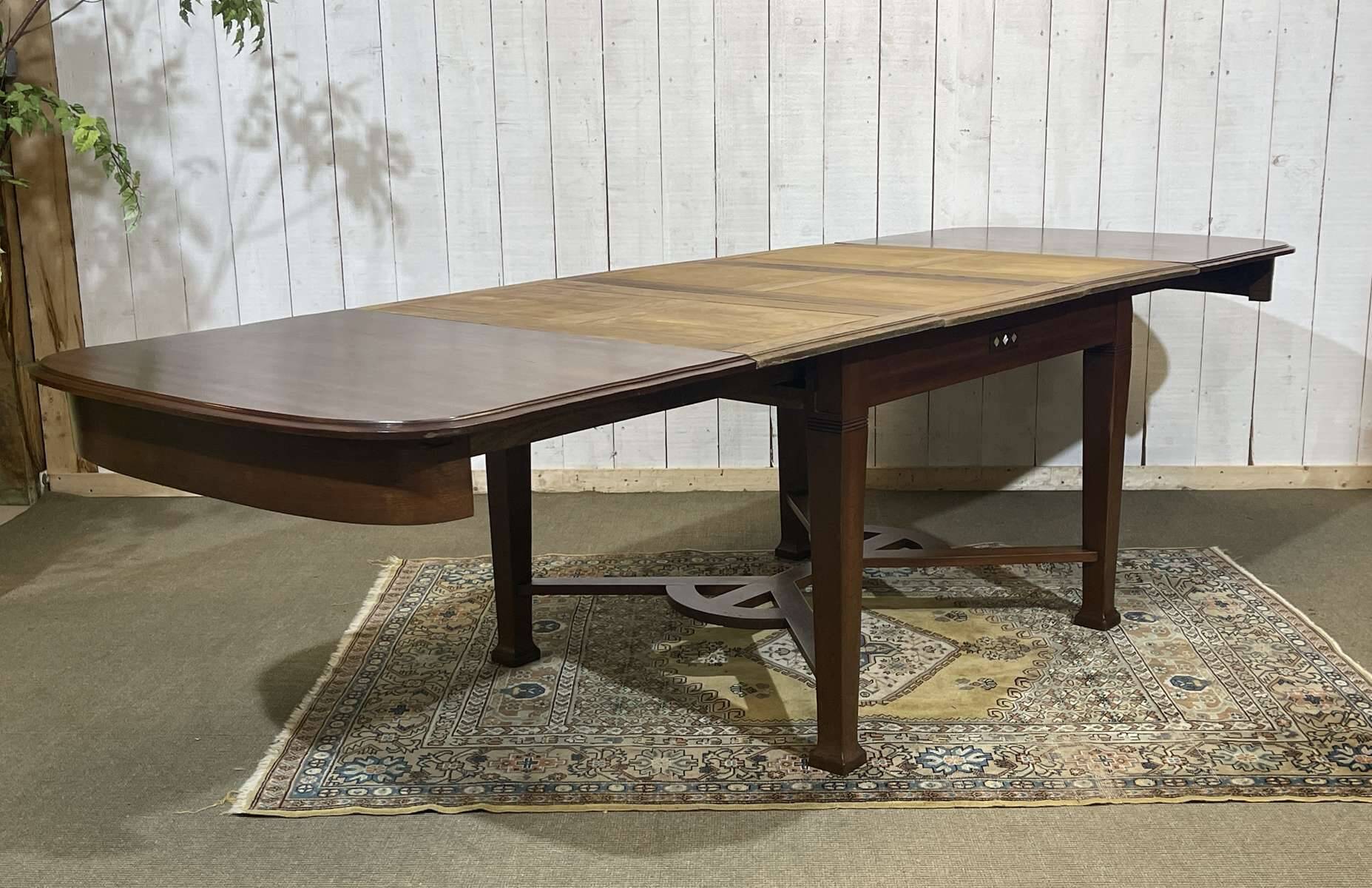 Art Nouveau dining table in mahogany in the style of Gustave Serrurier-Bovy.