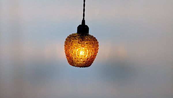 Suspension vintage en verre ciselé ocre