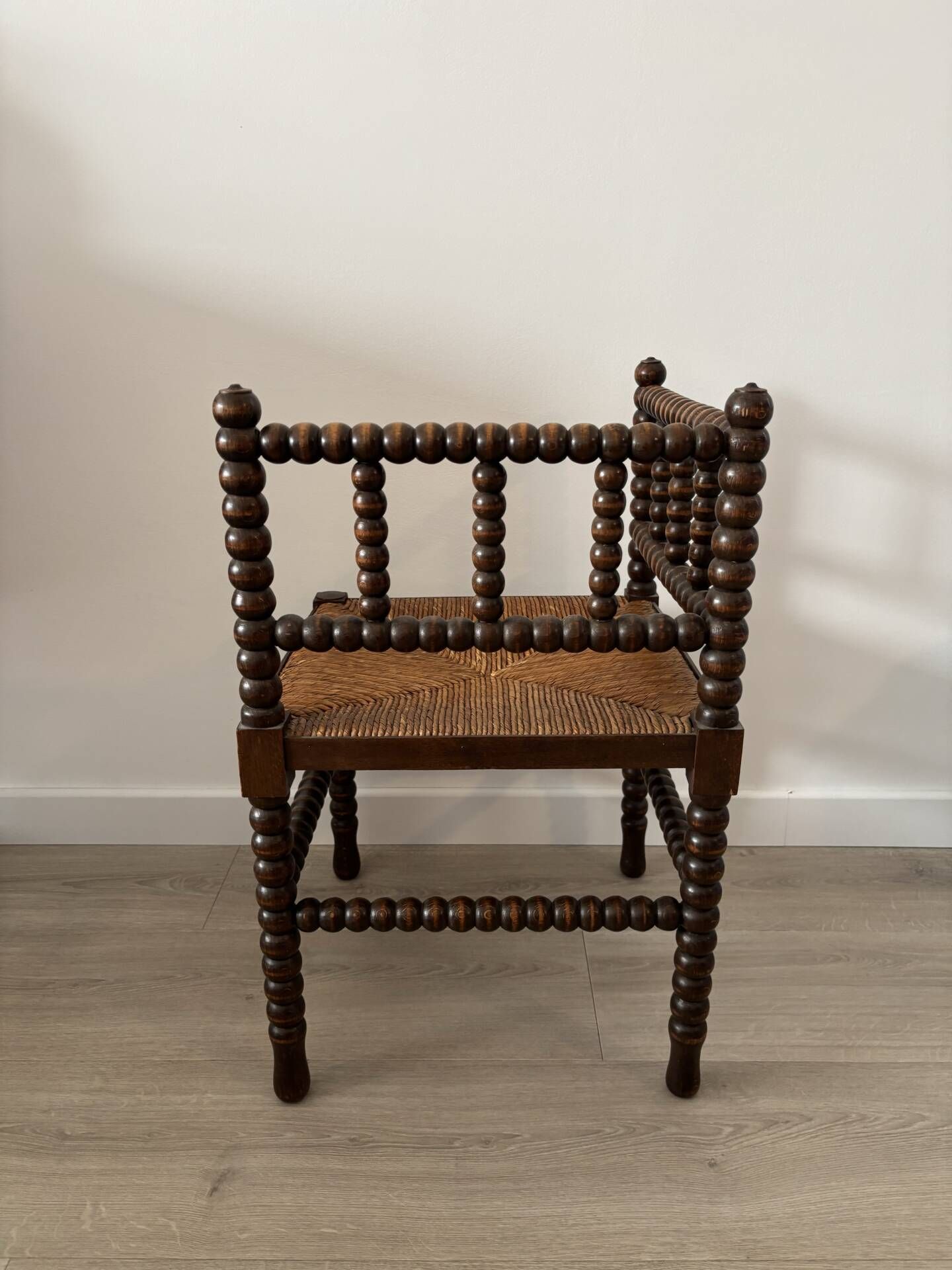 Chaise d’angle ancienne en bois tourné, assise en paille, style rusti