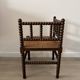 Chaise d’angle ancienne en bois tourné, assise en paille, style rusti