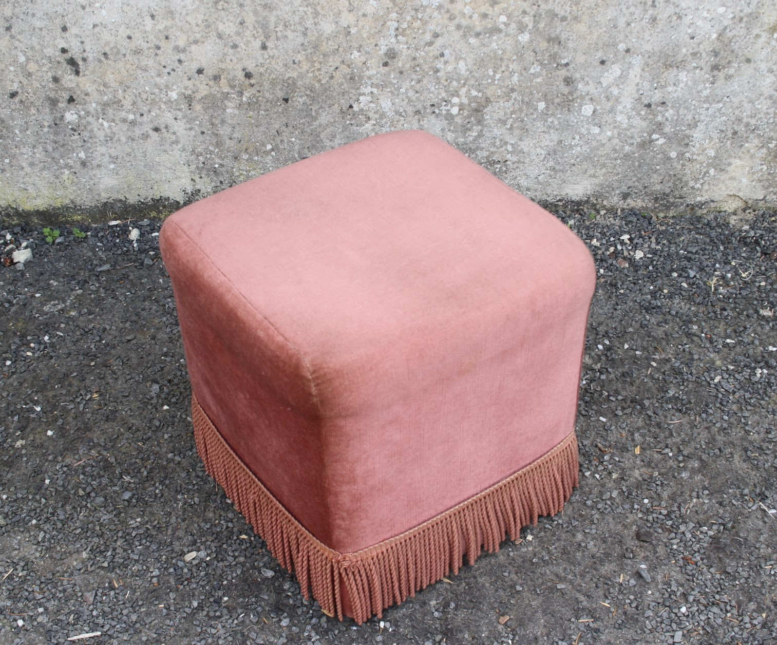 Pink velvet pouf with fringes
