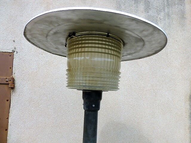 Industrial lamppost holophane 1954