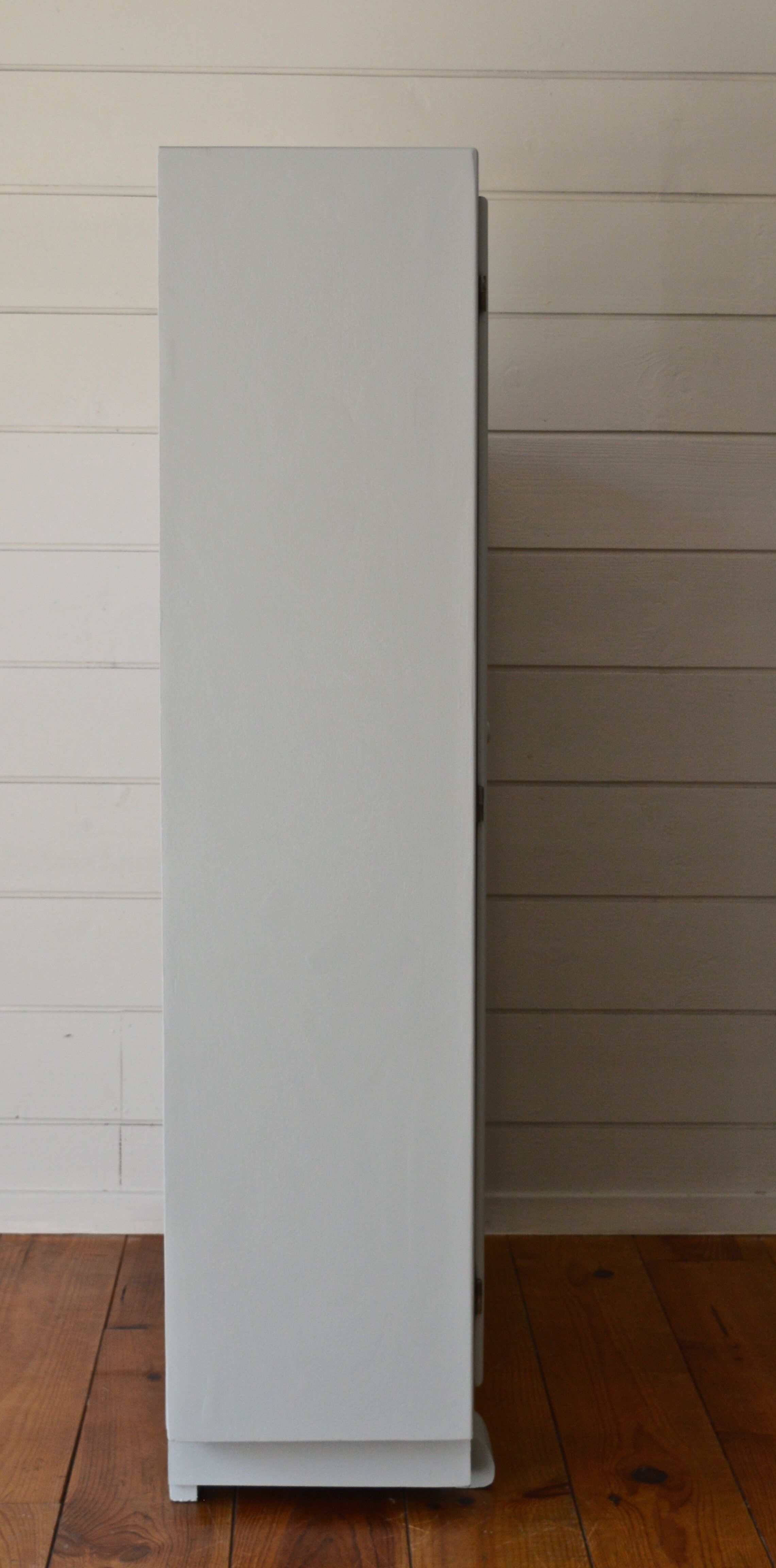 Asymmetrical cabinet