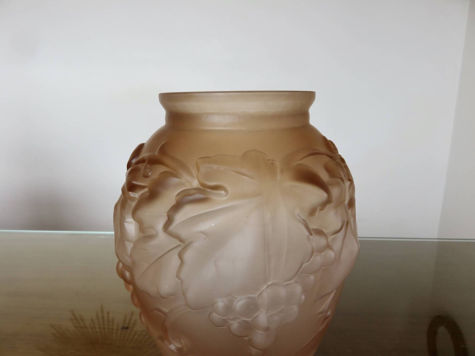 Art Deco vase in moulded pink glass, signed "Souchon Neuvesel", 1940s.