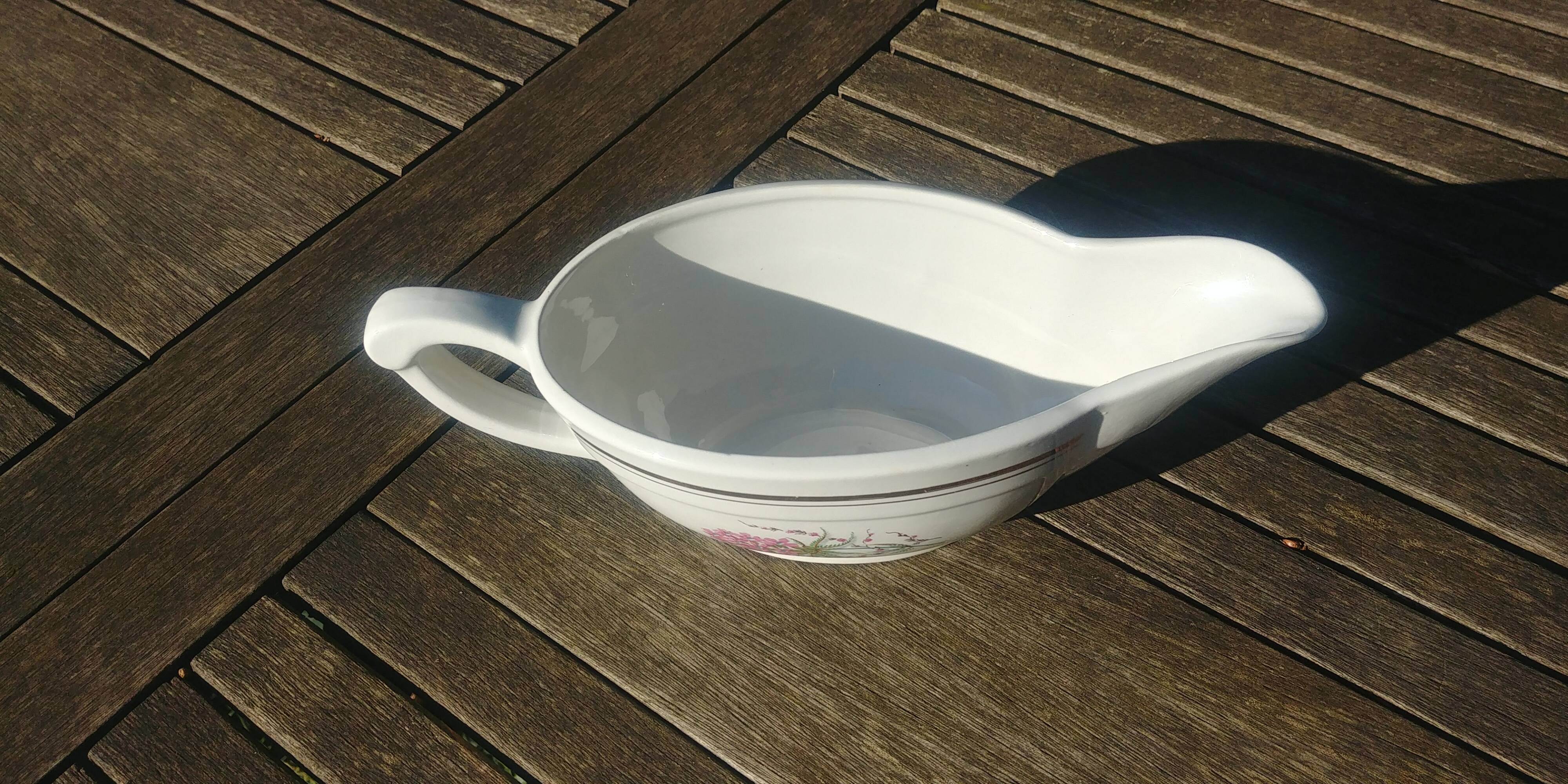 Porcelain gravy boat from the Orchies Moulin des Loups earthenware factory with lilac decoration