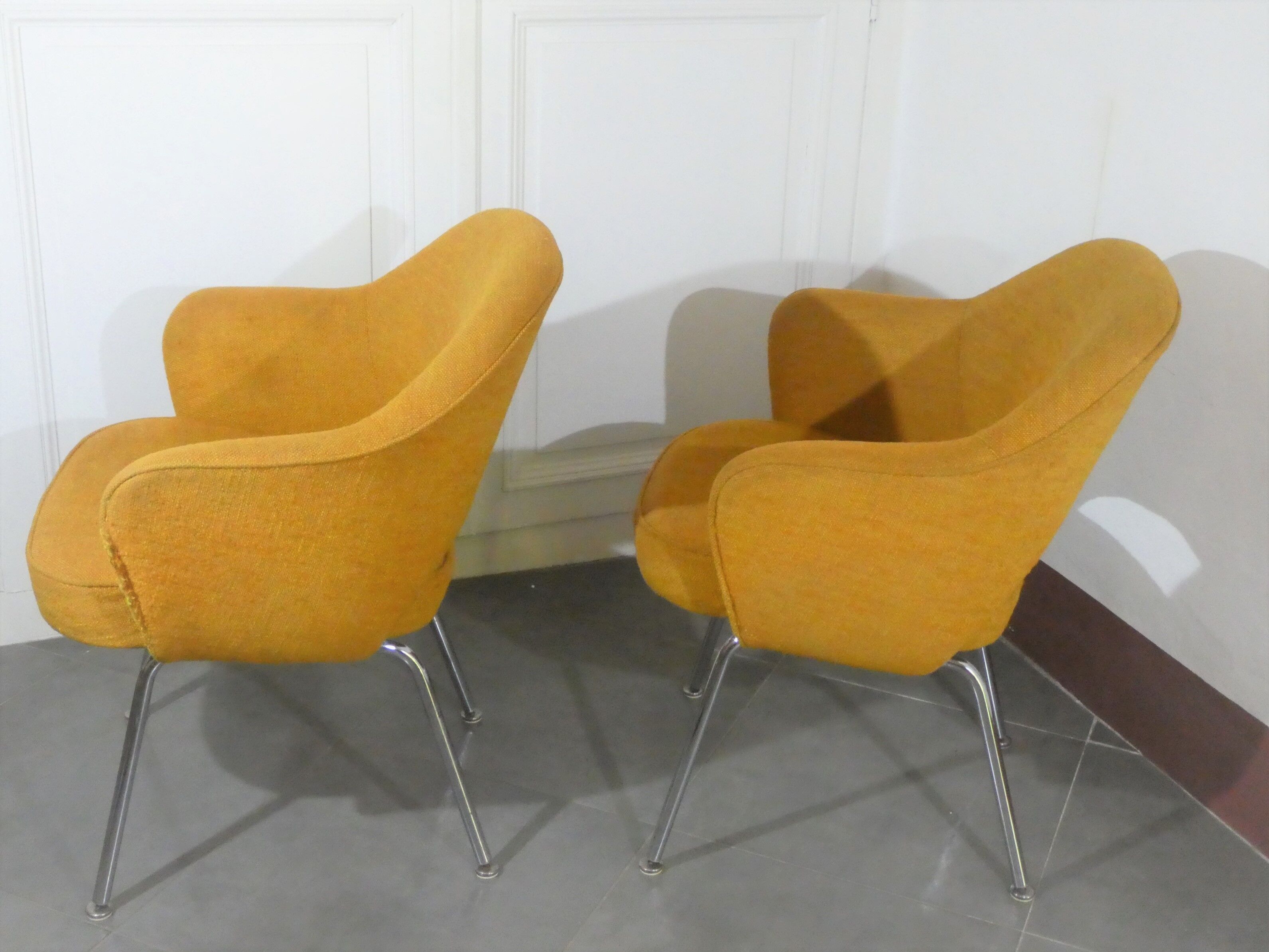 2 Saarinen chairs