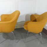 2 Saarinen chairs