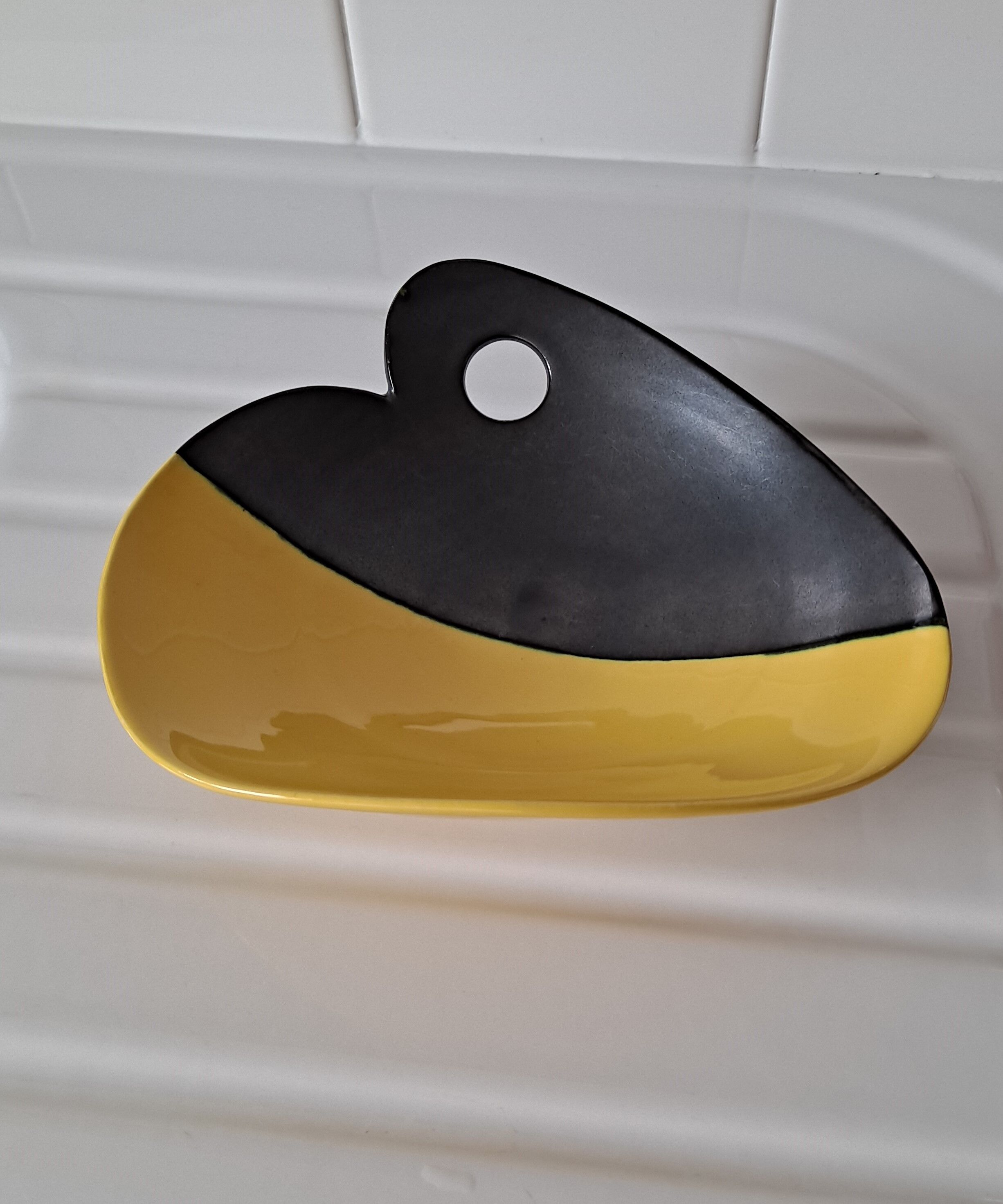 Yellow and black two-tone pocket cut Louviers