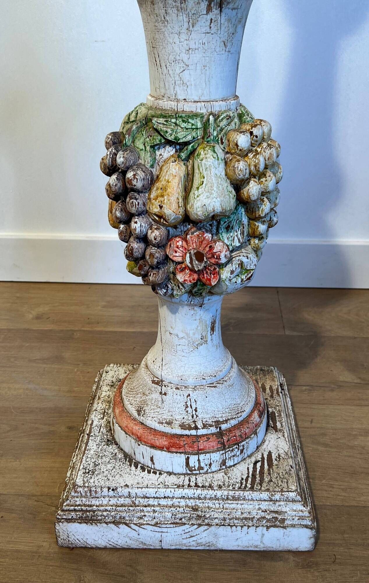 Lampadaire Balustre en Bois Sculpté Polychrome à Grappes de Fruits. Travail