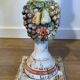 Lampadaire Balustre en Bois Sculpté Polychrome à Grappes de Fruits. Travail
