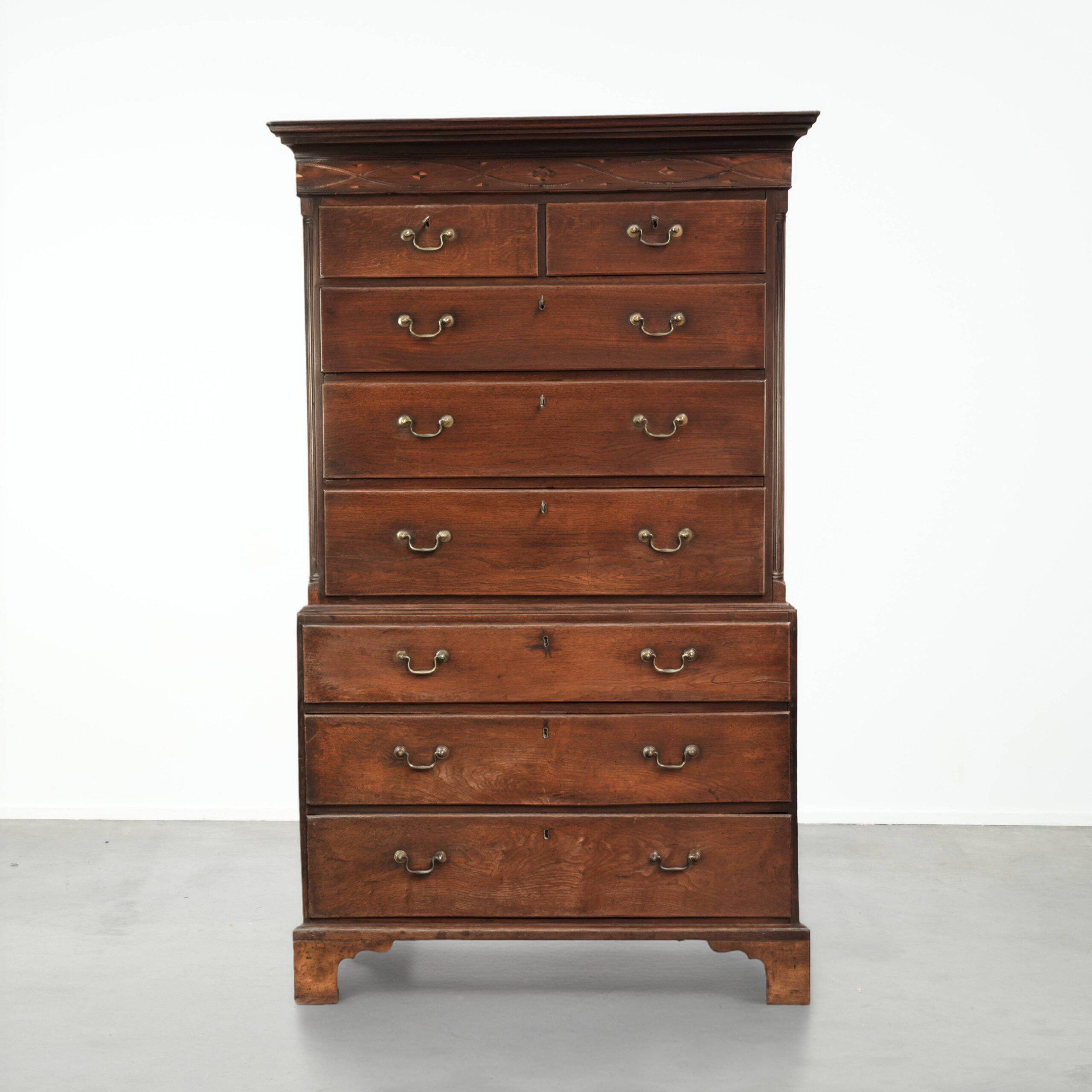 Commode anglaise antique du XVIIIe siècle en chêne.