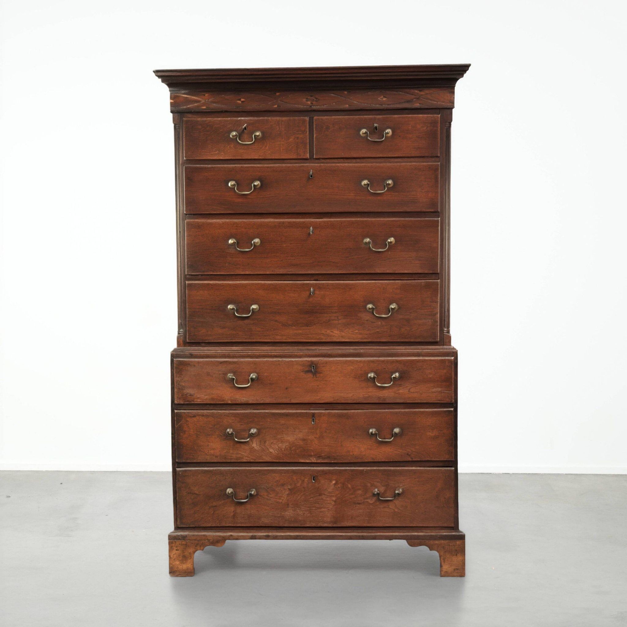 Commode anglaise antique du XVIIIe siècle en chêne.