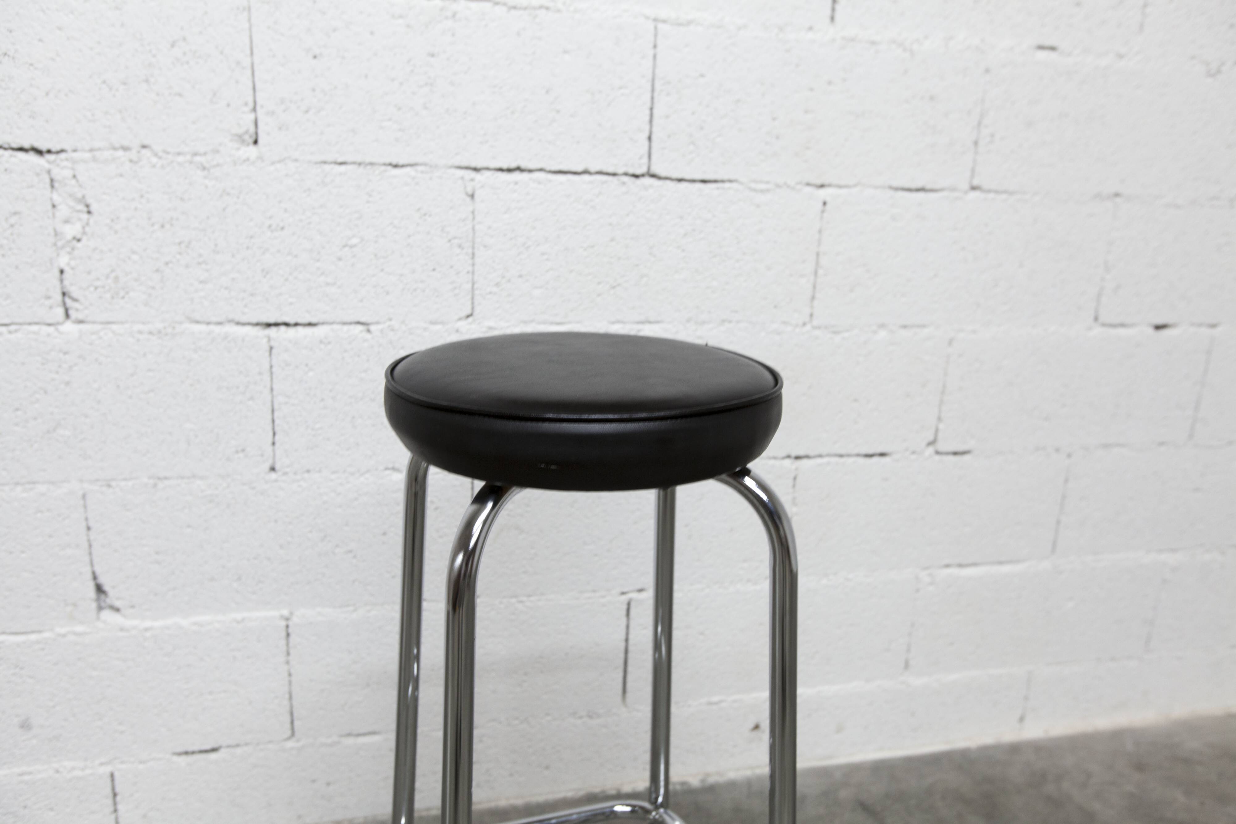 Tabouret 1960 chrome et skaï noir h82.5cm