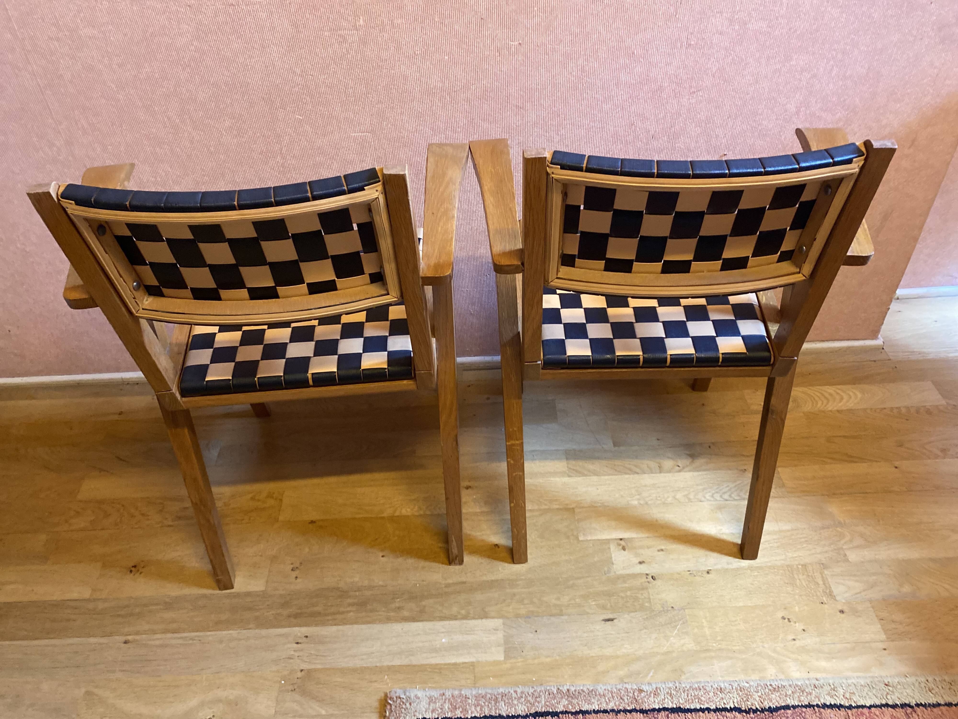 Paire de chaises des années 50 en chêne dorées.