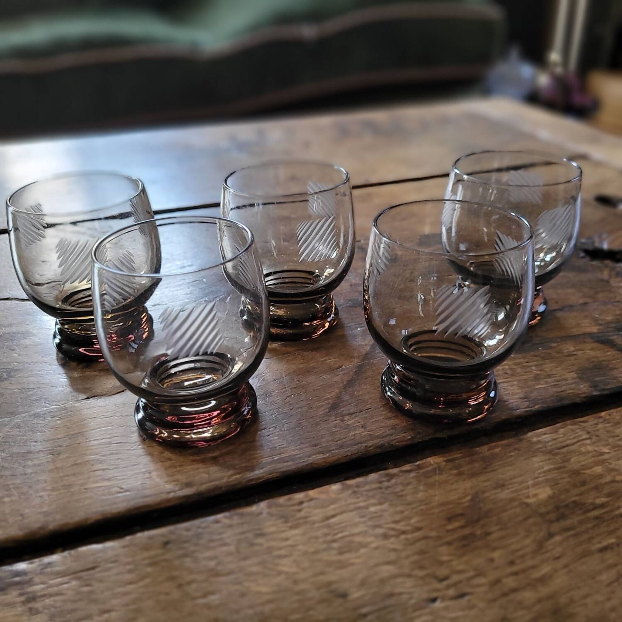 5 Engraved smoked glasses — 70s